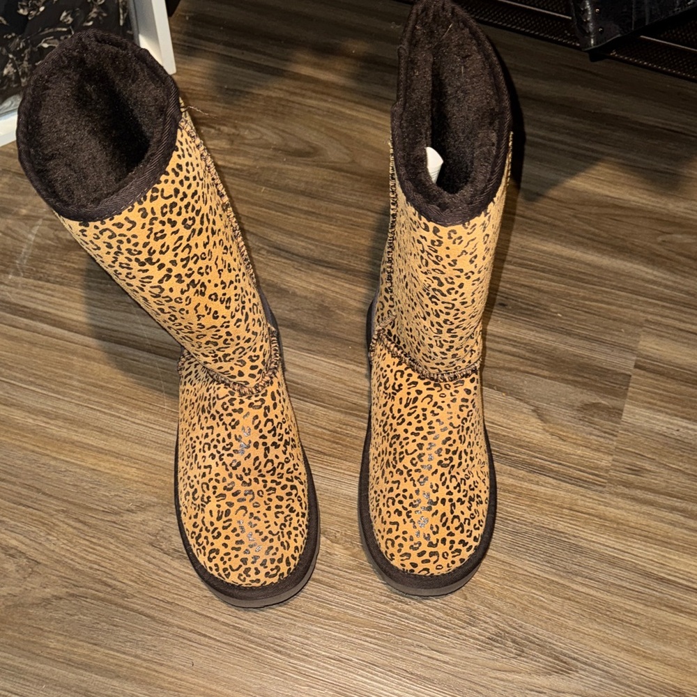 Ugg Leopard Print Women's Boots Sz 9 brown/goldish in EUC